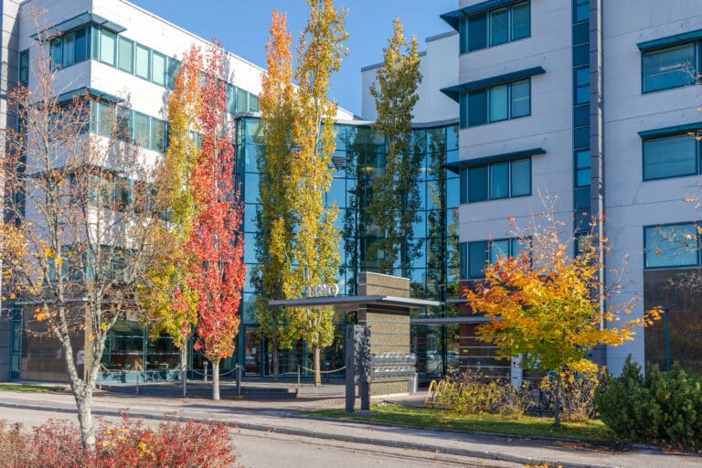 Spektri Business Parkin piha-alue Pohjois-Tapiolassa